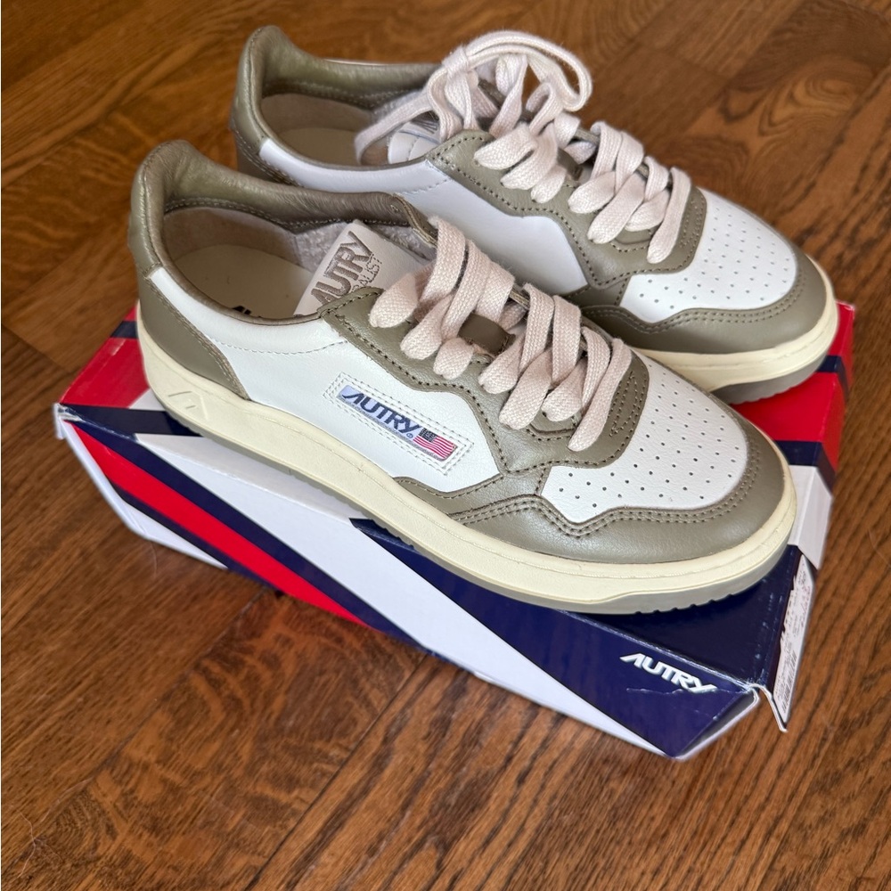 Autry Women’s Medalist Low Sneakers in White and Olive